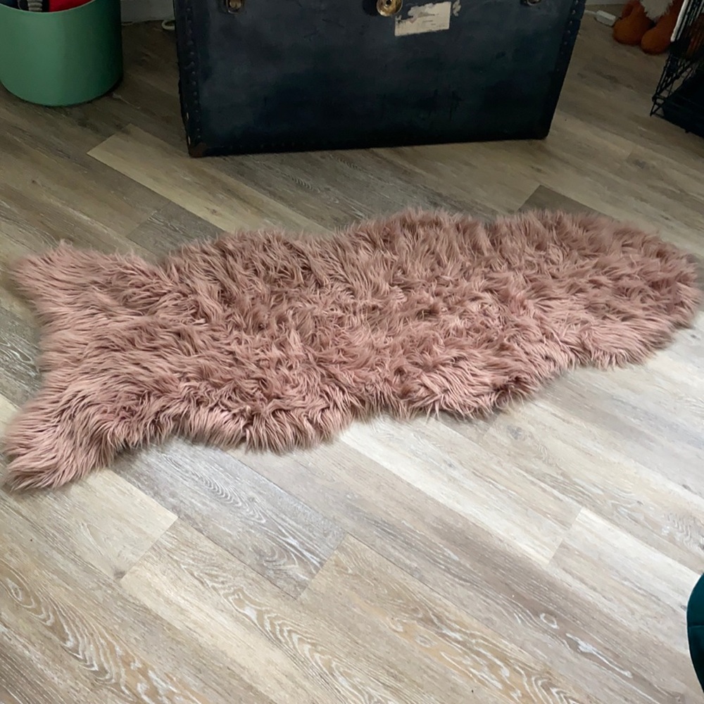 Rose pink  faux fur accent rug